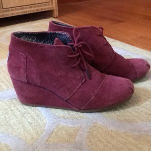 TOMS red sued wedges